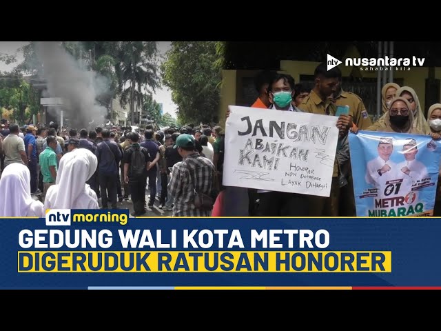 Youtube Thumnail image of : Tak Terima Dirumahkan, Ratusan Honorer Metro Gelar Aksi di Depan Kantor Wali Kota | NTV MORNING