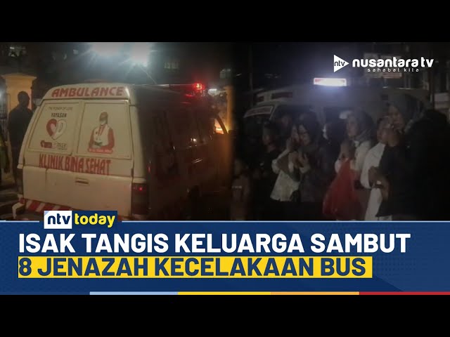 Youtube Thumnail image of : Isak Tangis Keluarga Sambut 8 Jenazah Korban Kecelakaan Bus Pariwisata di Probolinggo | NTV TODAY